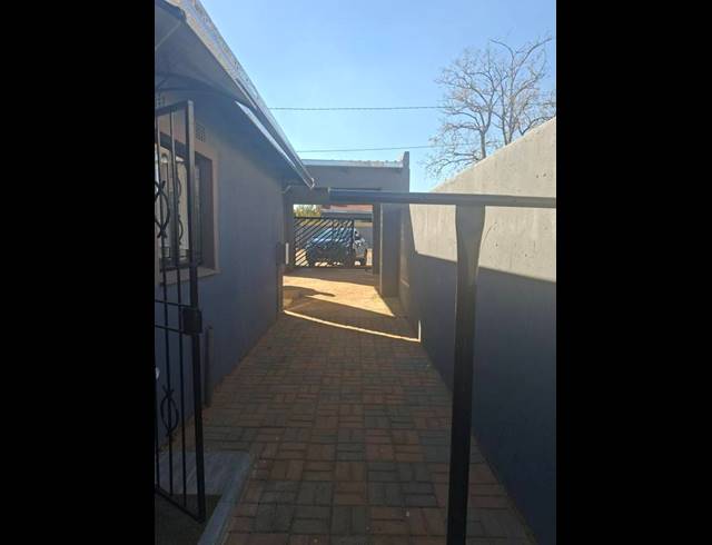 3 BEDROOM HOUSE FOR SALE IN PROTEA NORTH